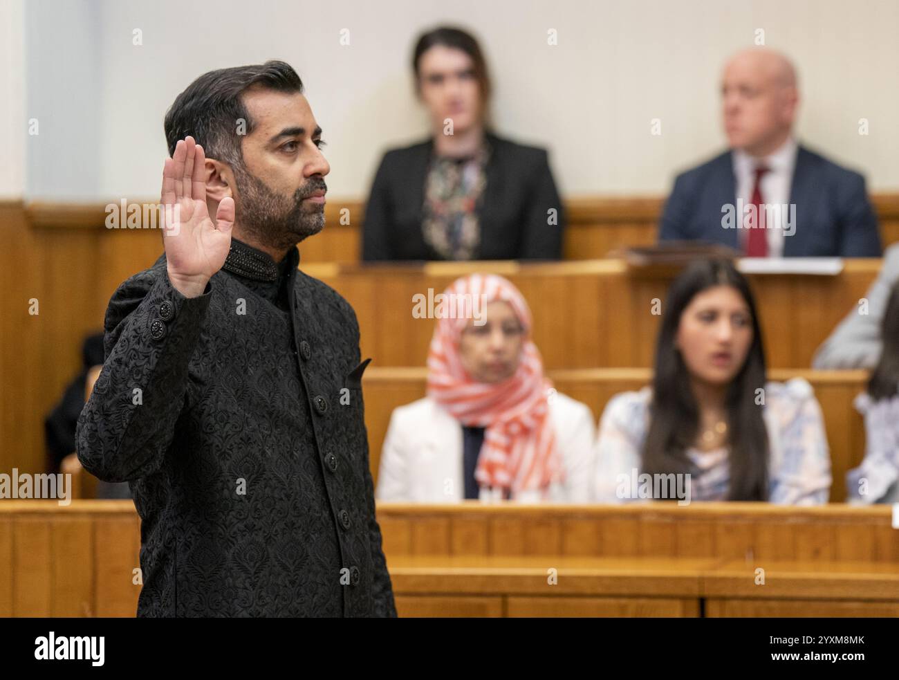 Photo du dossier datée du 29/03/23 de Humza Yousaf prête serment alors qu'il prête serment en tant que premier ministre de l'Écosse à la Cour de session d'Édimbourg. L’ancien premier ministre écossais Humza Yousaf a annoncé qu’il prenait du recul par rapport à la politique de première ligne et ne se présenterait pas à une réélection en tant que député en 2026. M. Yousaf a déclaré qu'il était "temps pour moi de passer à autre chose" après ses 15 ans de carrière chez Holyrood. Date d'émission : mardi 17 décembre 2024. Banque D'Images