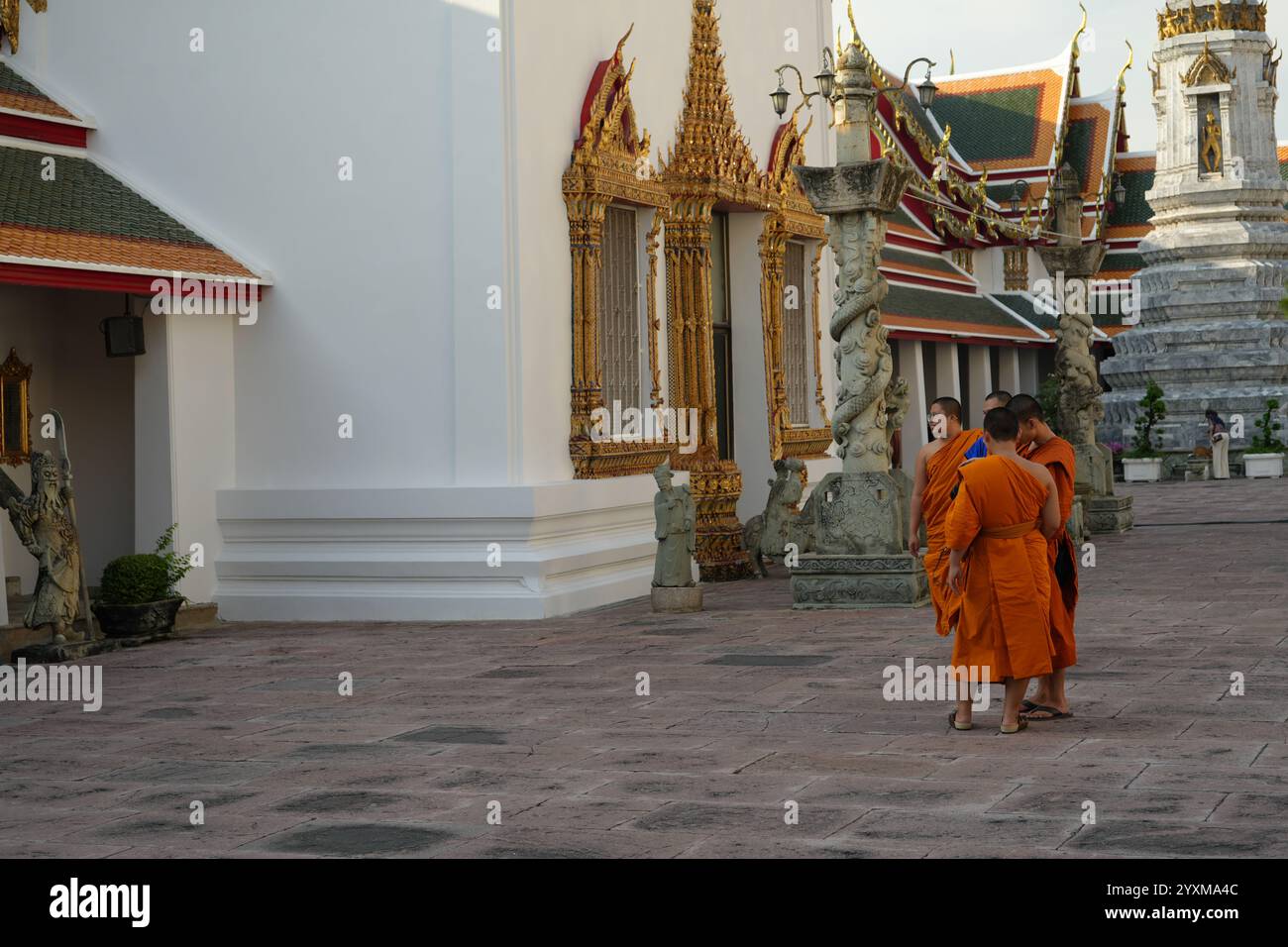 Bangkok, Thaïlande - 29 novembre 2024 : jeune moine, jeune moine bouddhiste au temple Wat pho Banque D'Images
