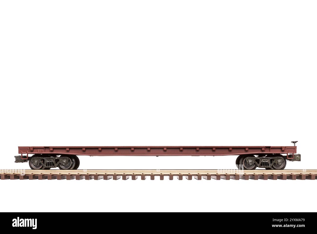 Un wagon plat vide sur une voie ferrée. Banque D'Images