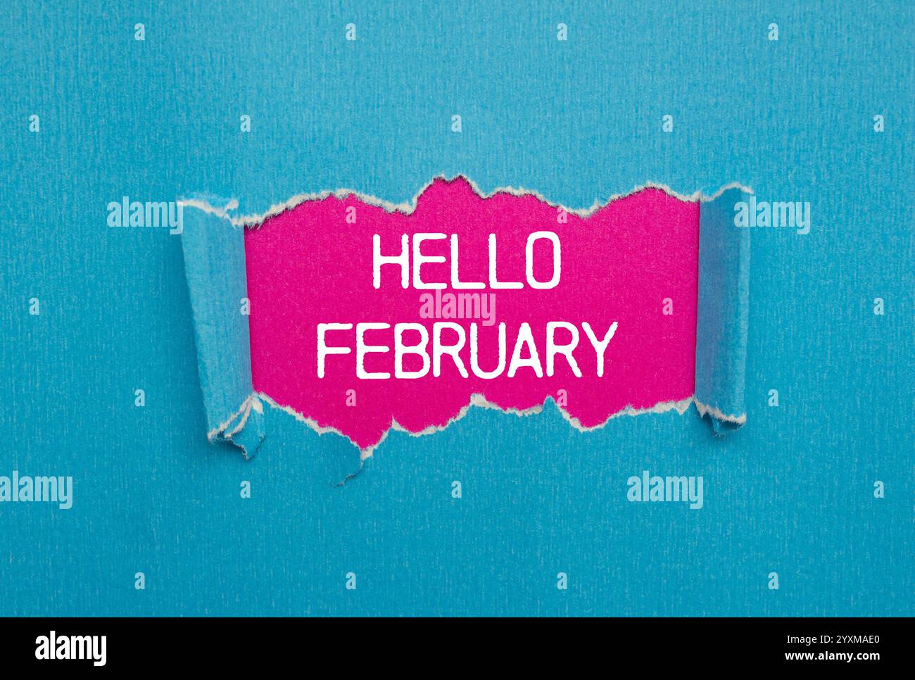 Bonjour février message écrit sur papier bleu déchiré déchiré avec fond rose. Symbole conceptuel bonjour février. Copier l'espace. Banque D'Images