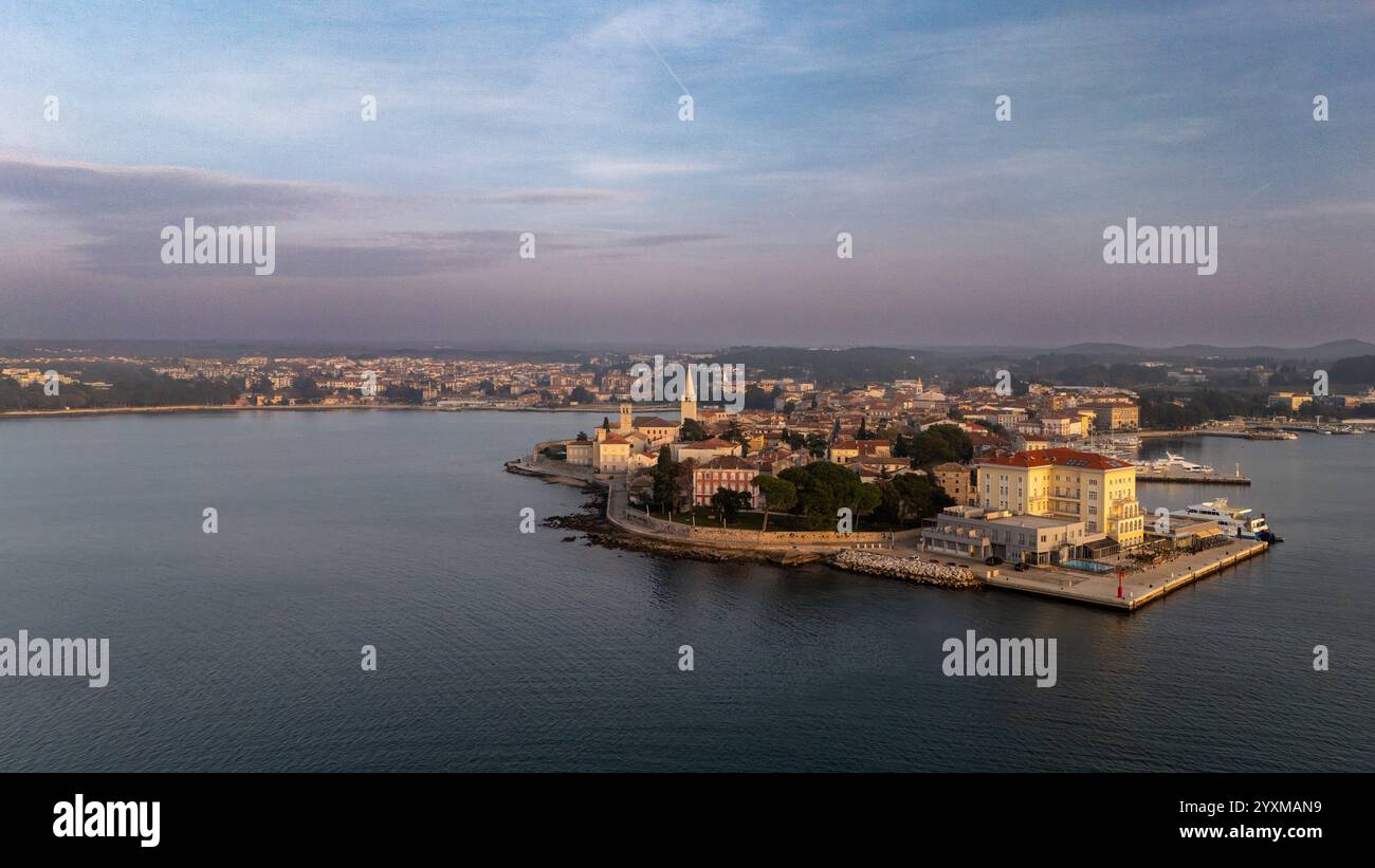 Une vue aérienne sereine de Poreč, une ville côtière historique en Istrie, Croatie, capturée au coucher du soleil. Banque D'Images