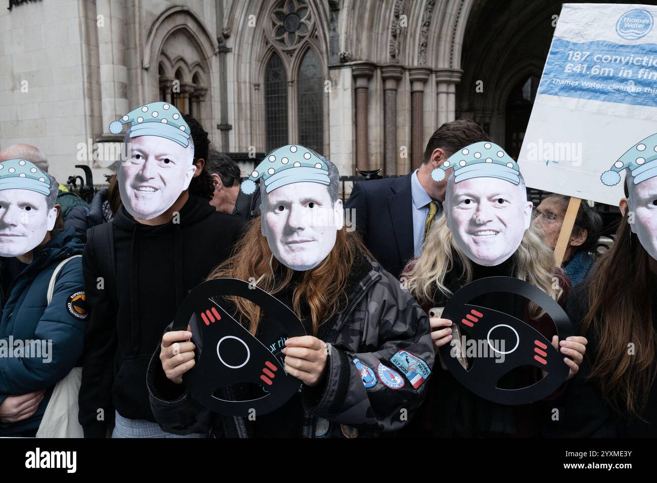 Londres, Royaume-Uni. 17 décembre 2024. Les manifestants, y compris les payeurs de factures, les députés et les groupes de campagne contre les eaux usées comme Surfers Against Sewage et Windrush Against Sewage pollution, se rassemblent devant la haute Cour de Londres. La manifestation s'oppose à la proposition de Thames Water de payer 250 £ par an pour financer son sauvetage temporaire. Les militants plaident pour la propriété publique de la société pour réduire la dette et éviter de surcharger les Londoniens avec des coûts plus élevés. Crédit : Joao Daniel Pereira/Alamy Live News Banque D'Images