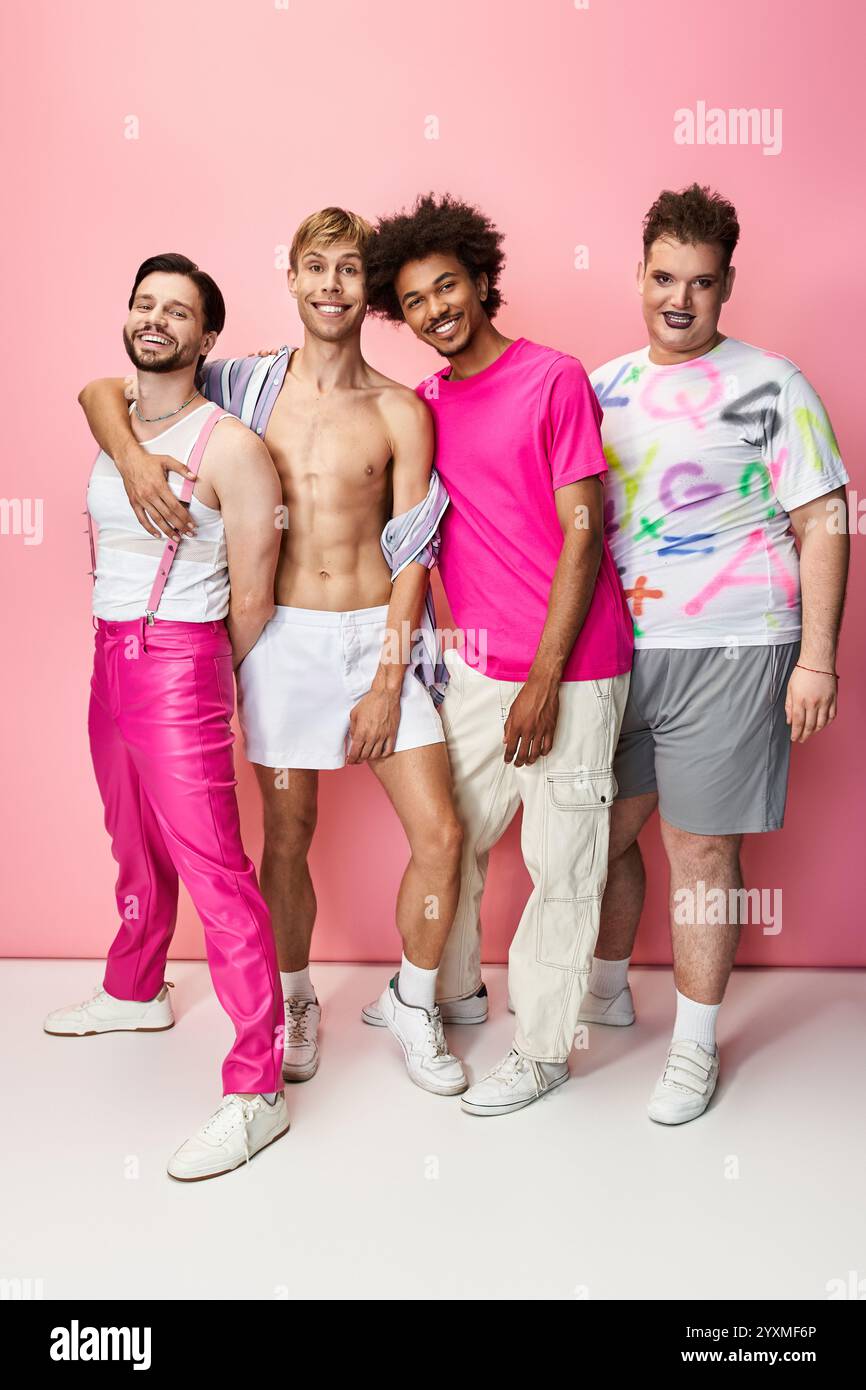 Quatre individus queer célèbrent leur fierté dans un studio, mettant en valeur leurs tenues vibrantes. Banque D'Images