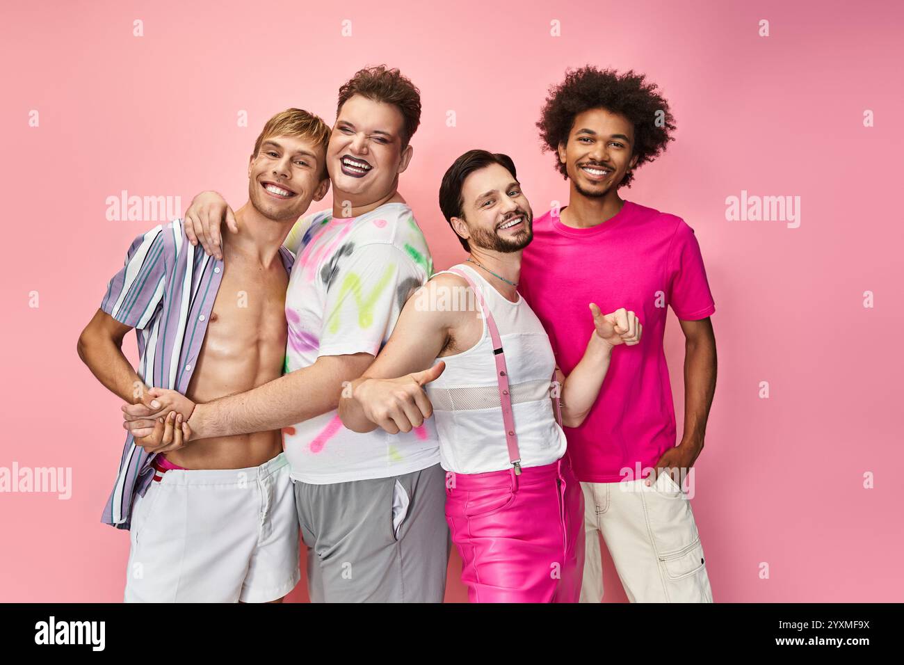 Les amis expriment leur fierté LGBTQ avec une mode vivante et une énergie joyeuse dans un cadre coloré. Banque D'Images