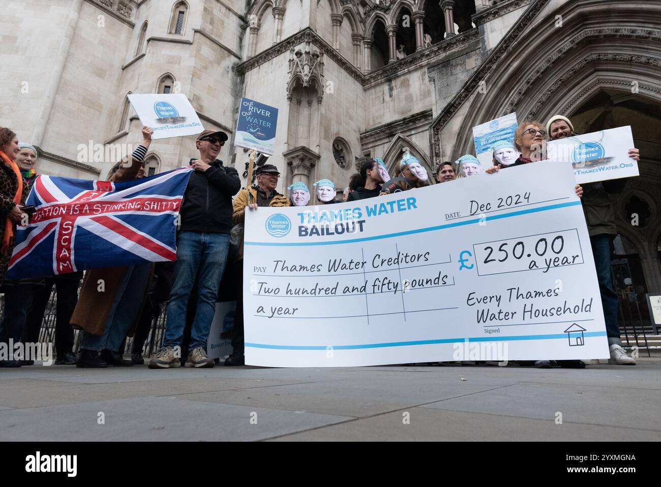 Londres, Royaume-Uni. 17 décembre 2024. Des activistes de We Own It détiennent un chèque géant lors d'un rassemblement devant les cours royales de justice appelant Steve Reed, secrétaire d'État à l'environnement, à l'alimentation et aux Affaires rurales, à bloquer le projet de renflouement financier de Thames Water, une entreprise privée. La société, la compagnie d'eau la plus lourdement endettée d'Angleterre et du pays de Galles, est au bord de la faillite. Les militants pensent que c'est une preuve supplémentaire que l'eau devrait être ramenée à la propriété publique. Crédit : Ron Fassbender/Alamy Live News Banque D'Images