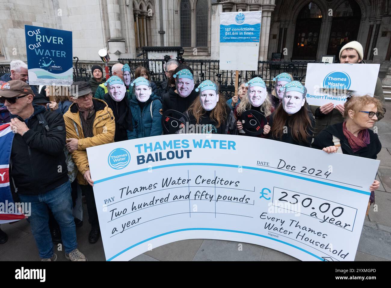 Londres, Royaume-Uni. 17 décembre 2024. Des activistes de We Own It détiennent un chèque géant lors d'un rassemblement devant les cours royales de justice appelant Steve Reed, secrétaire d'État à l'environnement, à l'alimentation et aux Affaires rurales, à bloquer le projet de renflouement financier de Thames Water, une entreprise privée. La société, la compagnie d'eau la plus lourdement endettée d'Angleterre et du pays de Galles, est au bord de la faillite. Les militants pensent que c'est une preuve supplémentaire que l'eau devrait être ramenée à la propriété publique. Crédit : Ron Fassbender/Alamy Live News Banque D'Images