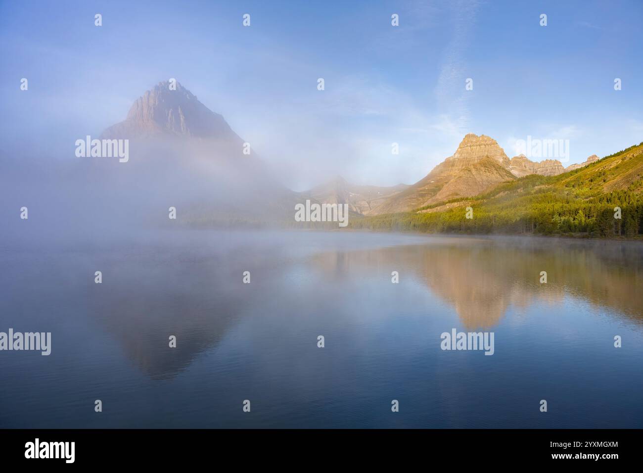 Aube brumeuse sur le lac Swiftcurrent, Many Glacier, Glacier National Park, Montana, États-Unis Banque D'Images