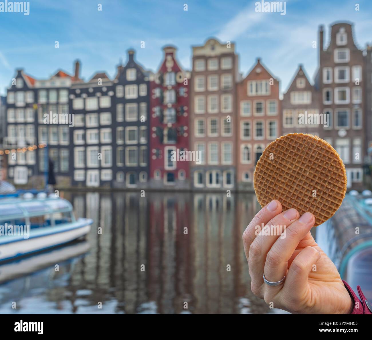 Stroopwafel hollandais traditionnel devant des maisons pittoresques à Amsterdam Banque D'Images