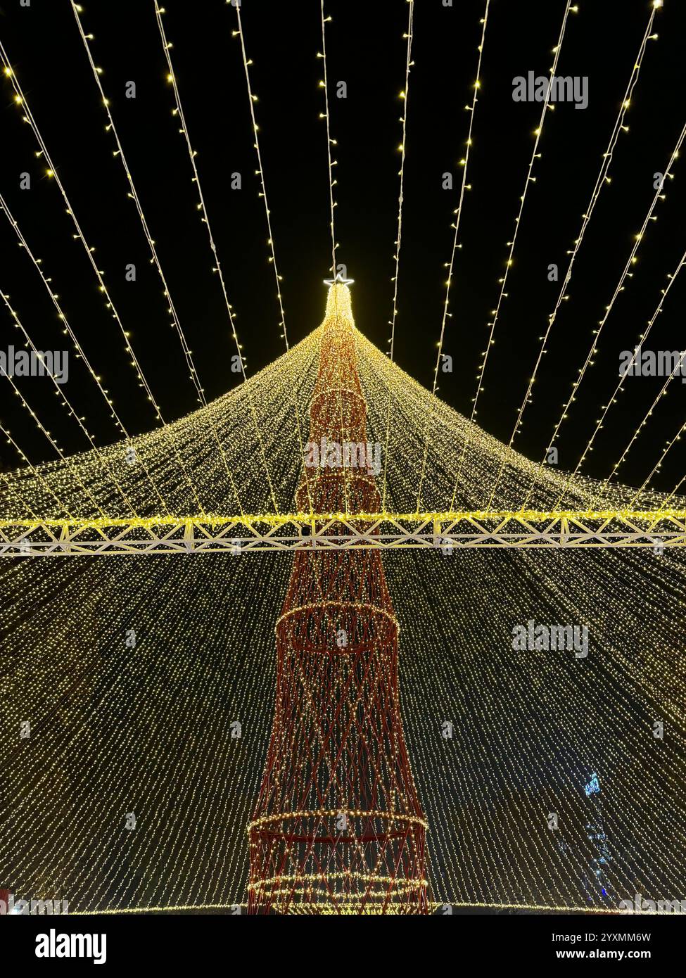 Arbre de Noël avec illuminations. Nouvel an et fond de vacances de Noël. Banque D'Images