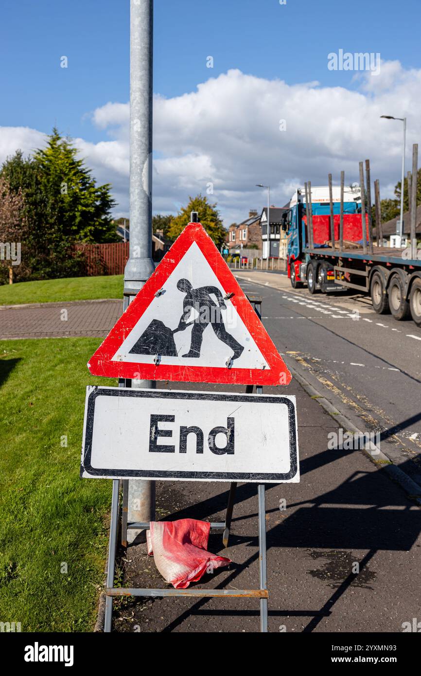 Vue verticale d'un panneau temporaire de fin de route bien utilisé sur le côté d'une route Banque D'Images