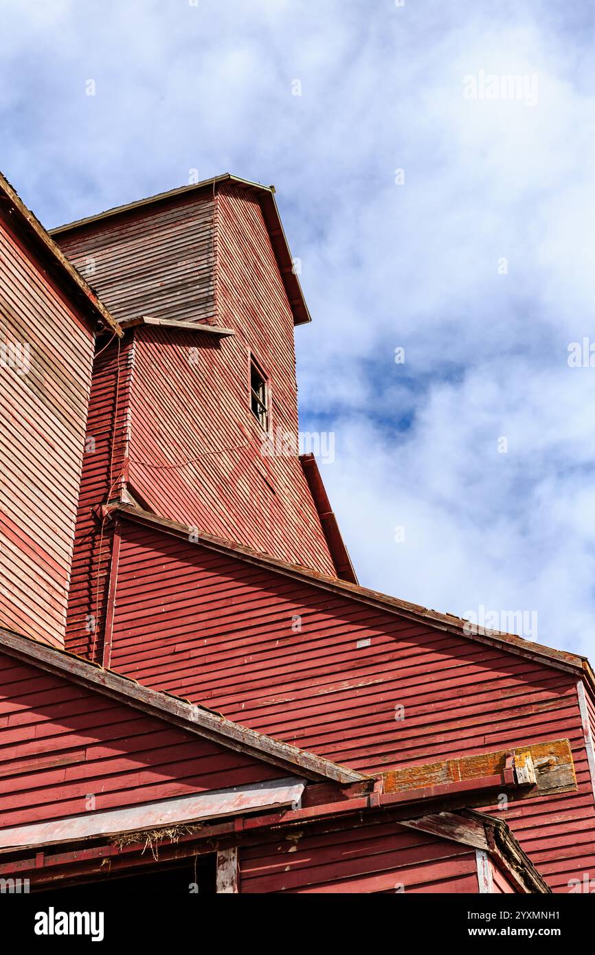 Un bâtiment rouge avec un toit rouge et une fenêtre. Le bâtiment est vieux et a un aspect rustique Banque D'Images