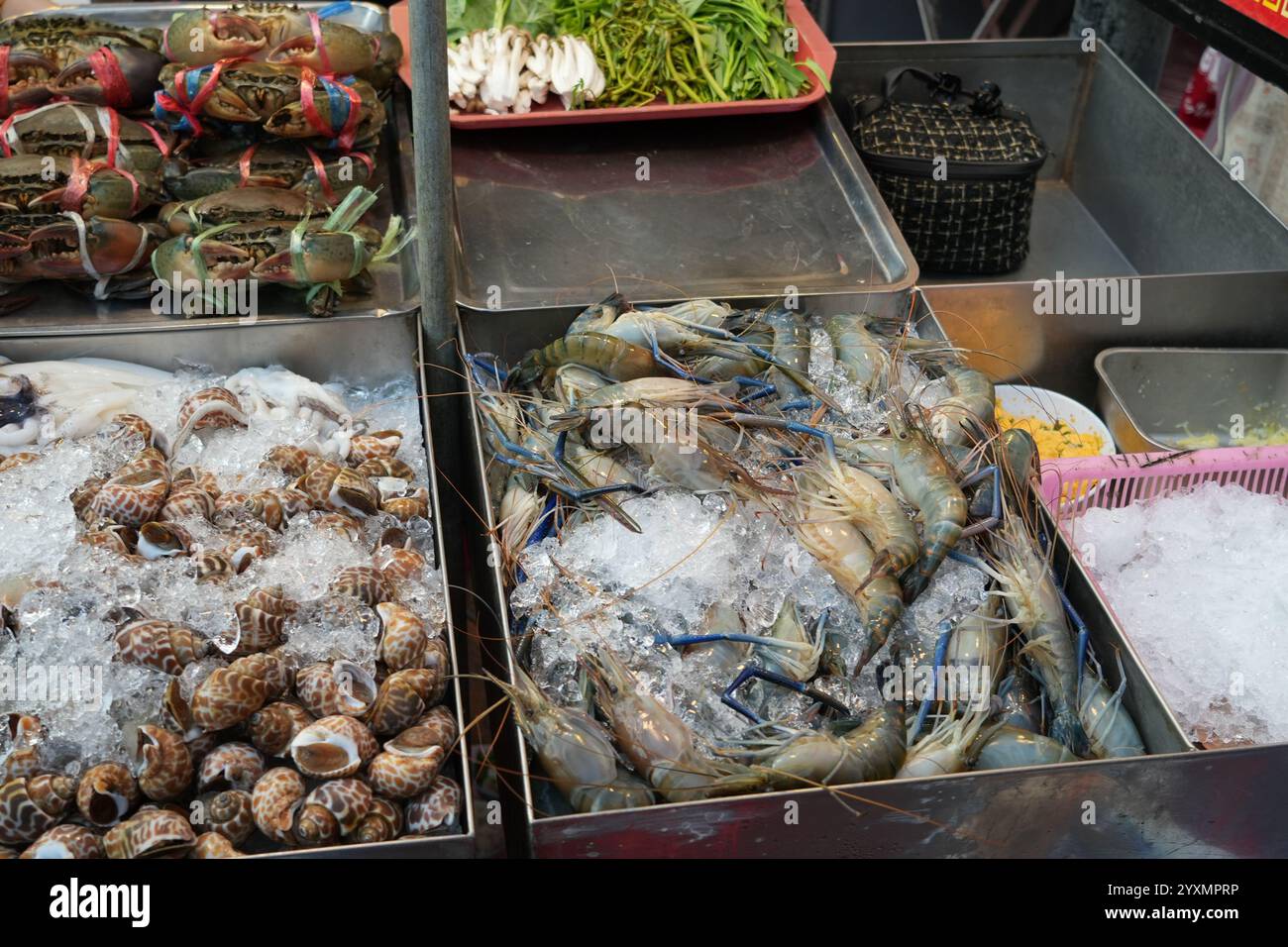 Clanp de fraîcheur et crevettes de rivière d'eau douce géantes fraîches sur glace pour les voyageurs étrangers thaïlandais visite et sélectionnez acheter pour cuisiner la cuisine du chef Banque D'Images