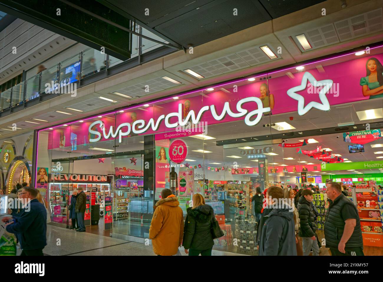 Superdrug superstore dans un centre commercial couvert en Angleterre. Banque D'Images