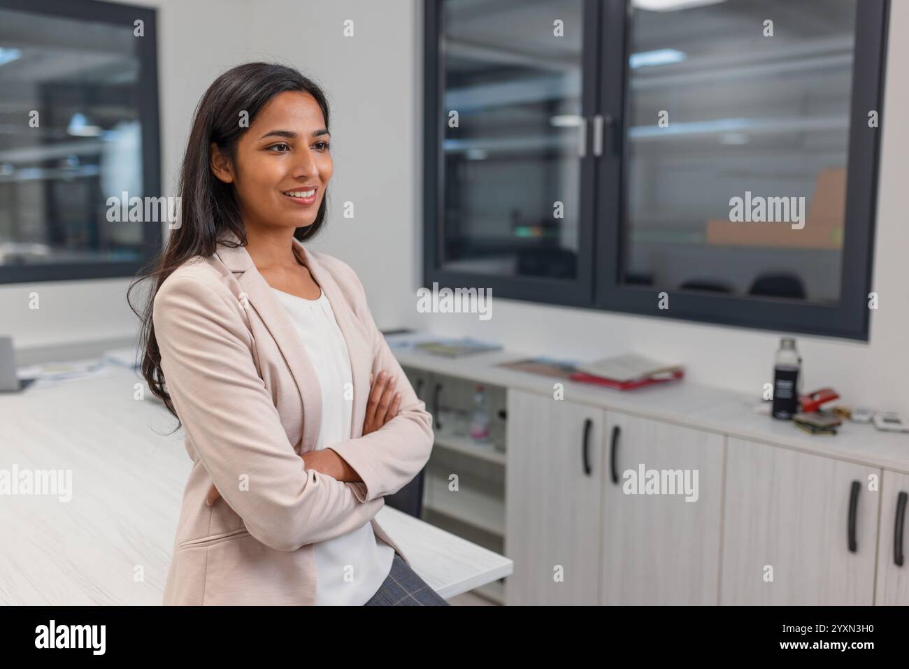 Portrait d'une jeune femme indienne prospère, PDG d'une entreprise industrielle dans son bureau. Emploi, carrière et concepts d'affaires. Banque D'Images