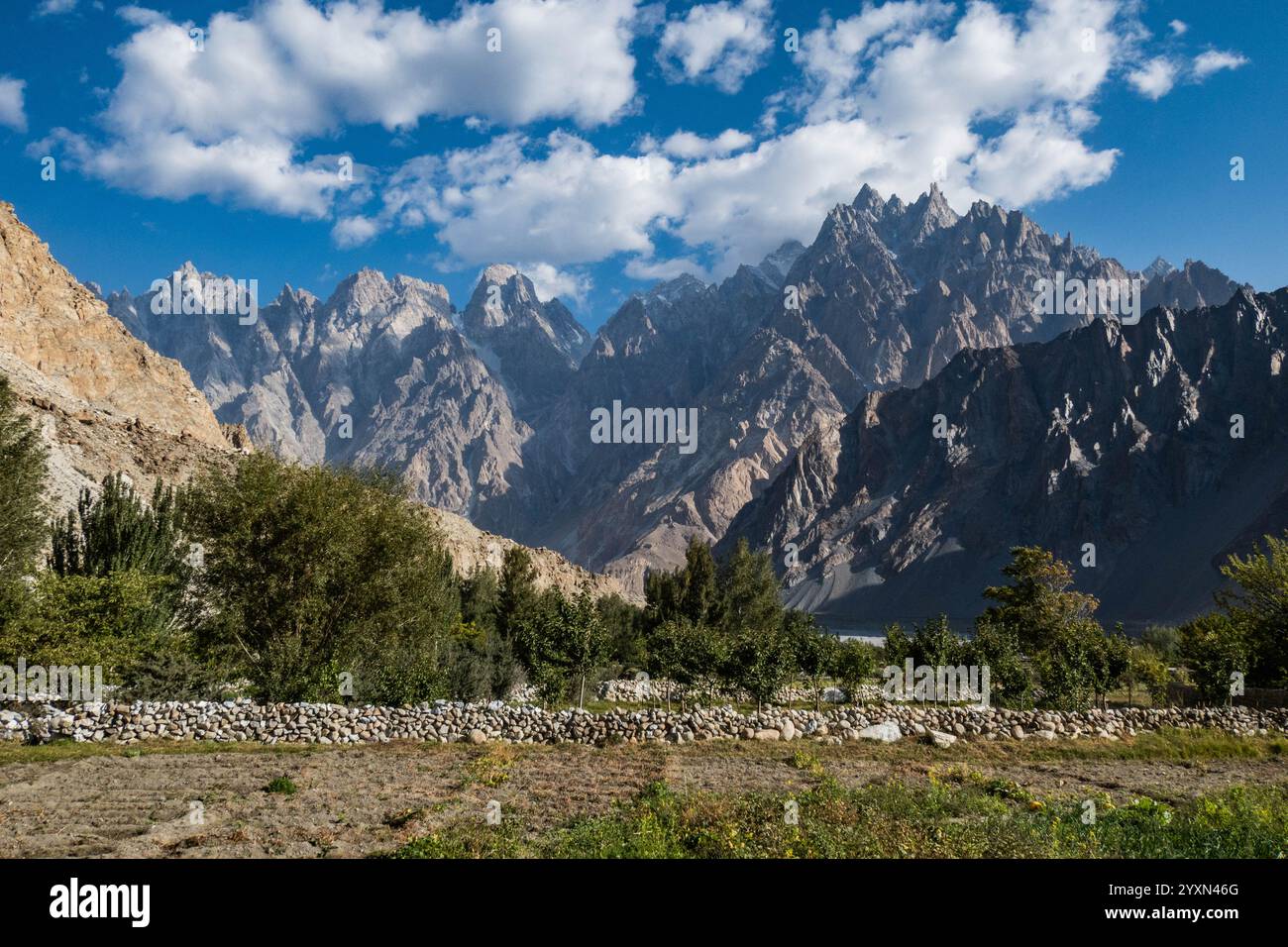 Vue du village passu et des cônes passu, passu, Gojal, Baltistan, Pakistan Banque D'Images