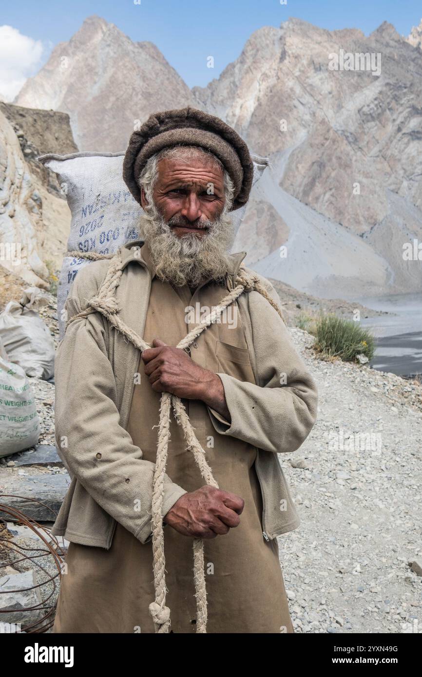 Portrait d'un ouvrier local, passu, Gojal, Pakistan Banque D'Images