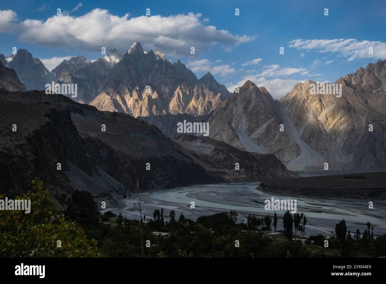 Vue du village passu et des cônes passu, passu, Gojal, Baltistan, Pakistan Banque D'Images