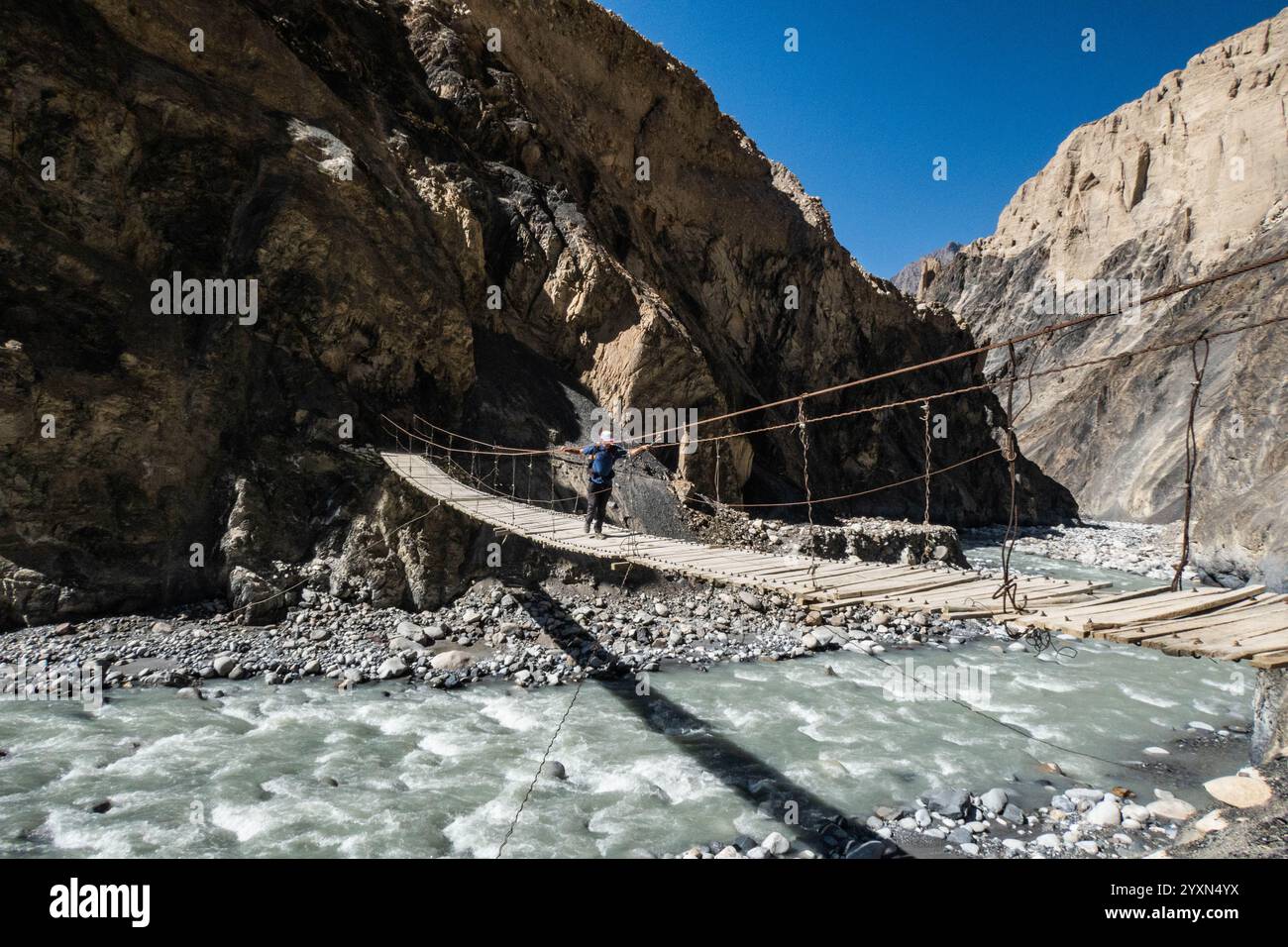 Navigation sur le trek perfide Shimshal Pass, Shimshal, Gojal, Pakistan Banque D'Images