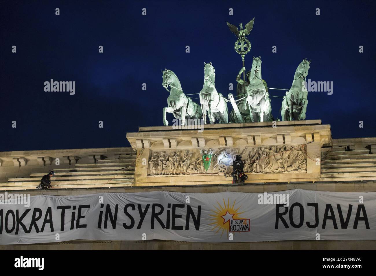 Les policiers de l'équipe de secours de haute altitude retirent une bannière avec l'inscription pour la démocratie en Syrie / défendre le Rojava de l'AG de Brandebourg Banque D'Images