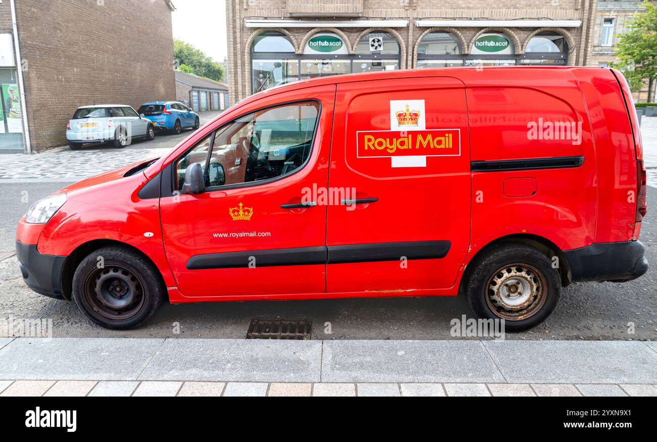 Une seule camionnette rouge Royal mail garée. Le logo, Crown et Royal mail et l'URL sont clairement visibles Banque D'Images