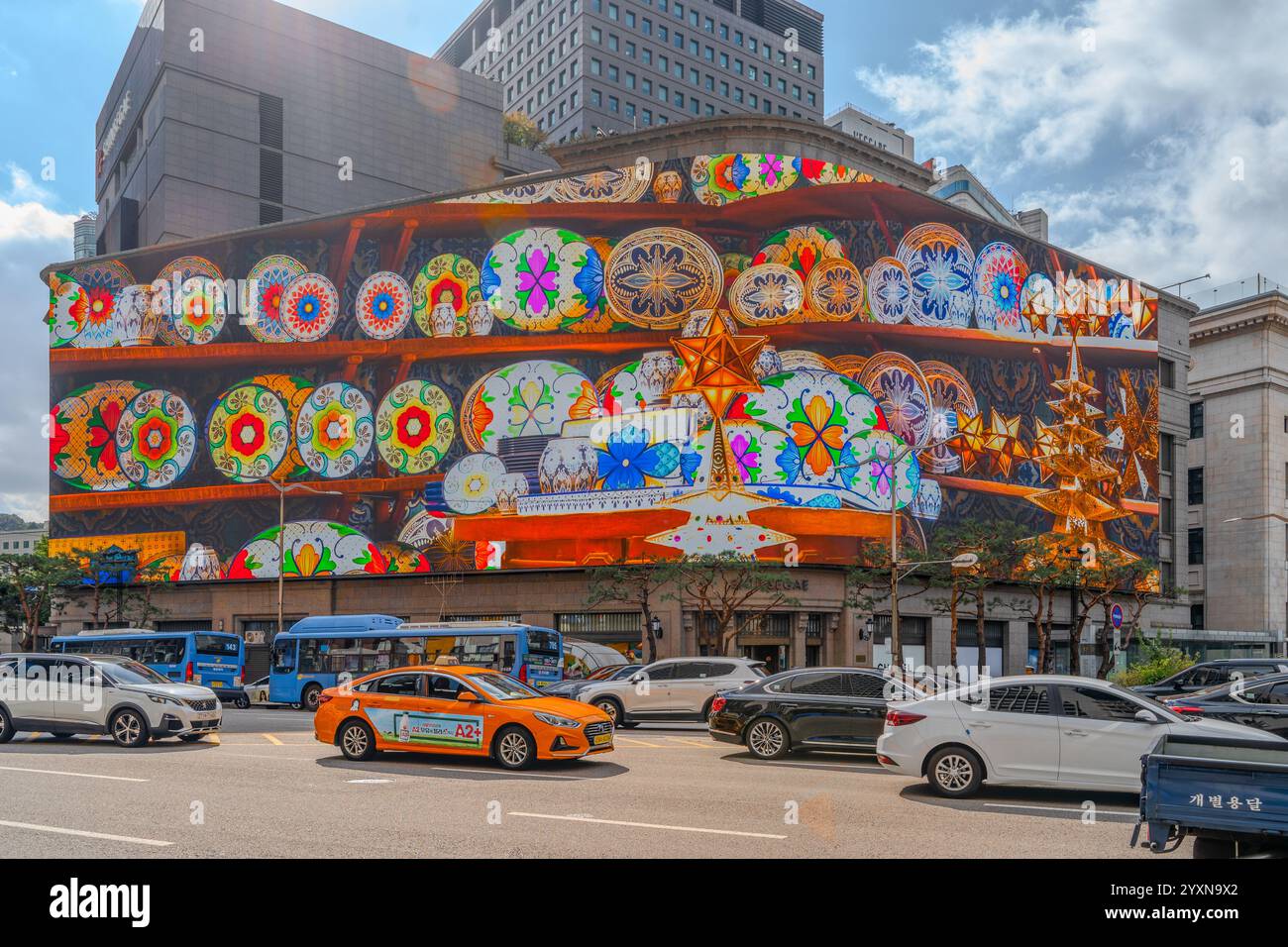 Un bâtiment historique du grand magasin Shinsegae à Jung-gu, Séoul, partiellement couvert par une grande façade de médias LED pour les publicités. Banque D'Images