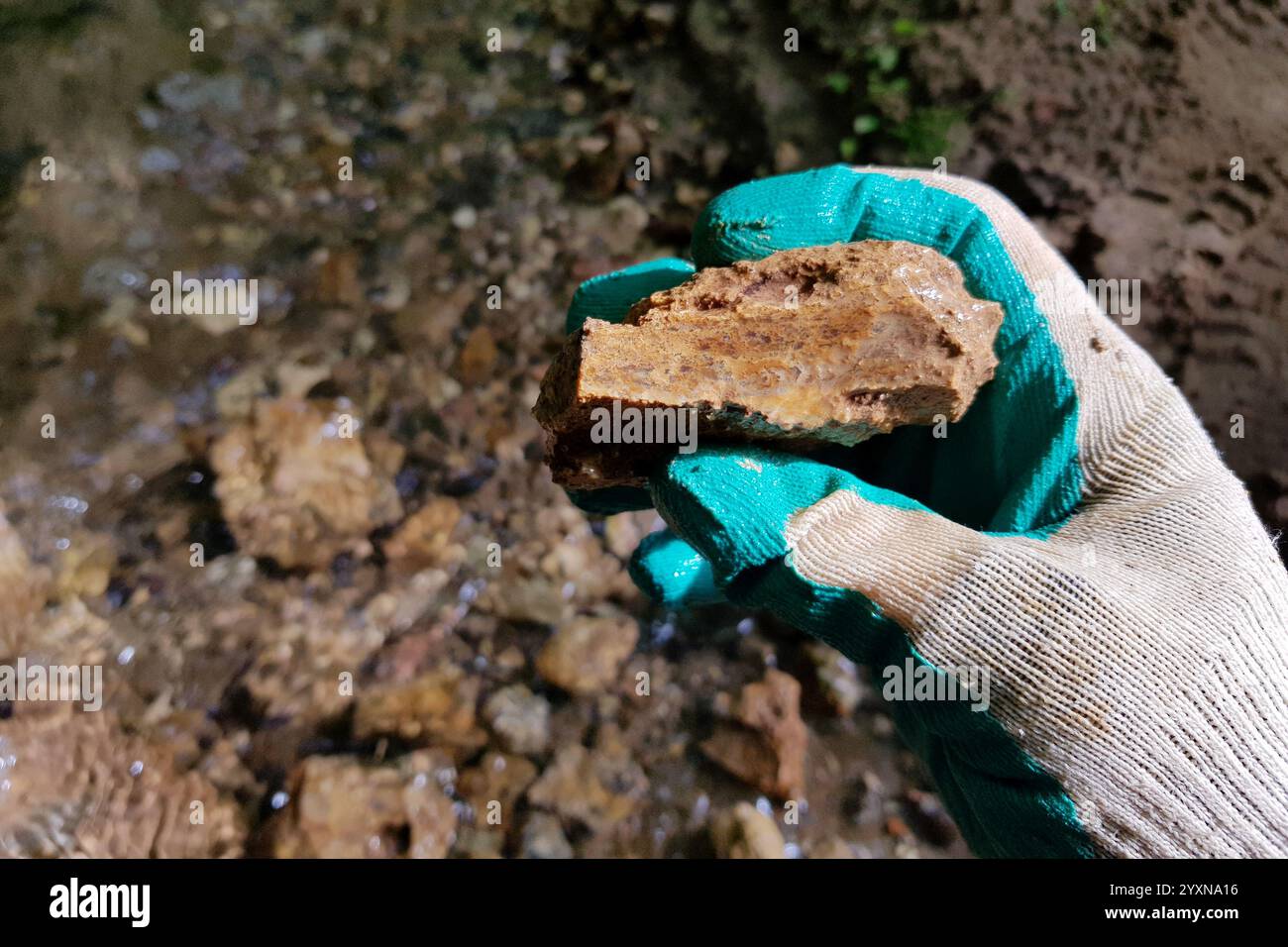 Fragments de calcédoine colorés avec des impuretés extraites de l'argile près de la rivière, chasse aux roches. Russie Banque D'Images