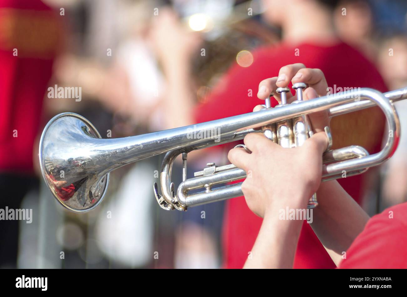 Un trompettiste de jazz joue de sa trompette dans le groupe de cuivres lors d'un événement de carnaval en direct.Plan flou de gros plan de trompettiste joue du jazz. Banque D'Images