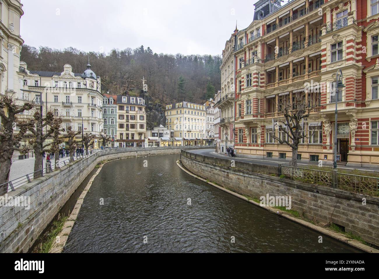 Paysage urbain en hiver. Paysage urbain avec des bâtiments historiques dans une vieille ville de la période baroque. Cityscape Karlovy Vary, République tchèque, Europe Banque D'Images