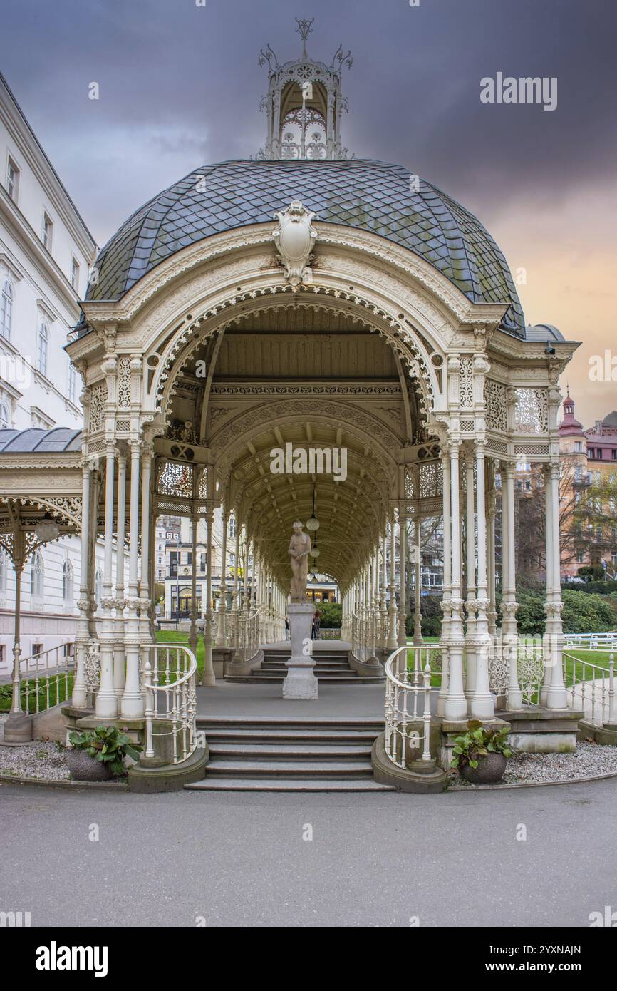 Paysage urbain en hiver. Paysage urbain avec des bâtiments historiques dans une vieille ville de la période baroque. Cityscape Karlovy Vary, République tchèque, Europe Banque D'Images
