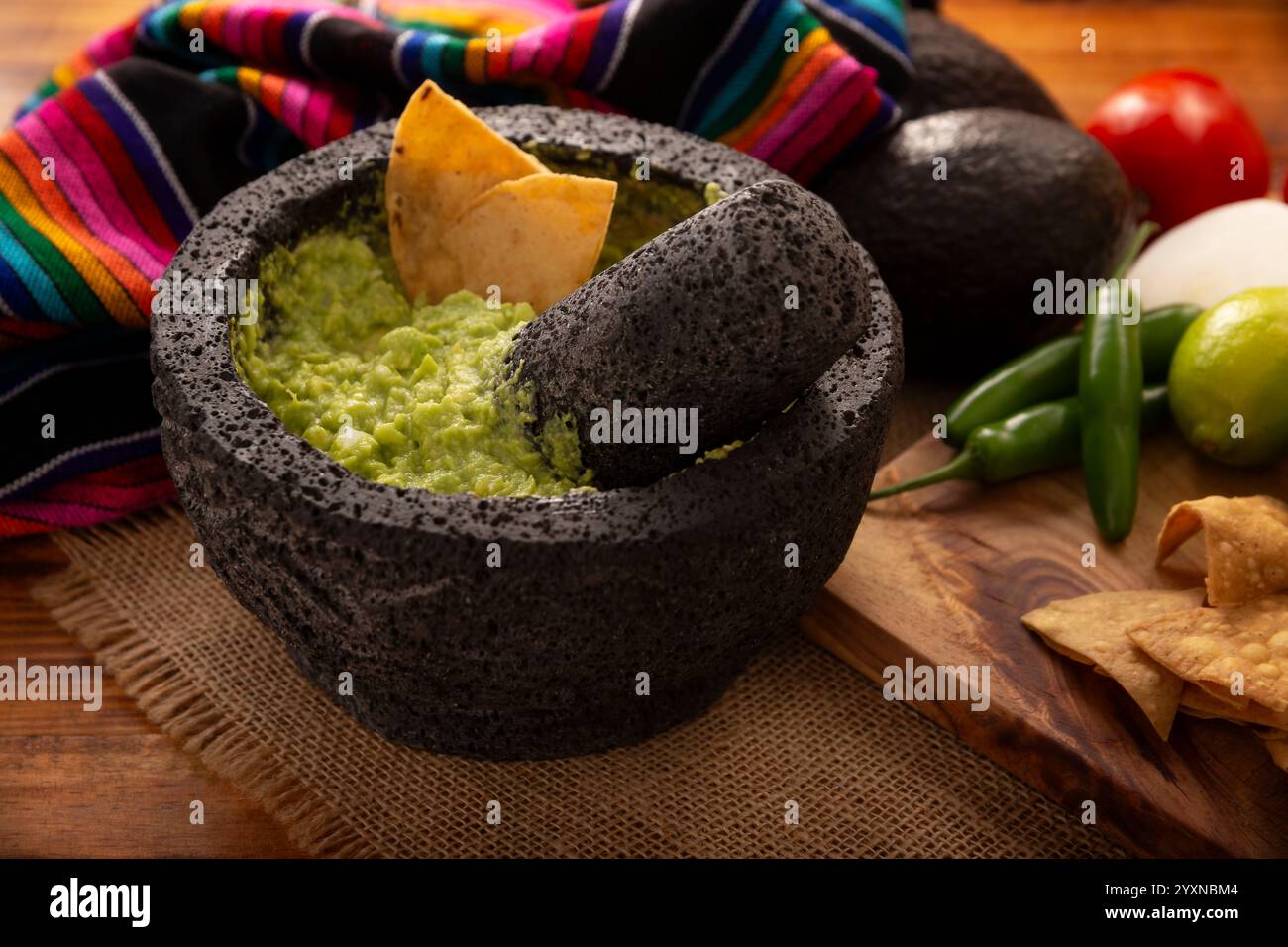 Guacamole. La sauce DIP à l'avocat, l'une de ses nombreuses façons de la consommer, est étalée sur des chips tortilla également appelées Nachos. Recette de sauce maison facile mexicaine Banque D'Images