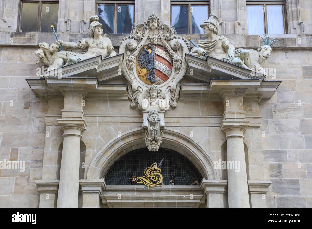 Portail droit de la façade ouest, tympan avec le léopard à plusieurs têtes, ailés et l'animal avec dix cornes, portail baroque de Leonhard Kern, manteau o Banque D'Images