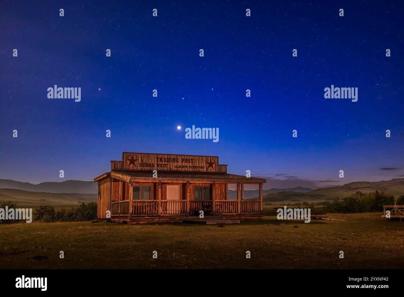 Les planètes Vénus et mars au-dessus d'une cabane dans le ciel clair de lune près de Lundbreck, Canada. Banque D'Images