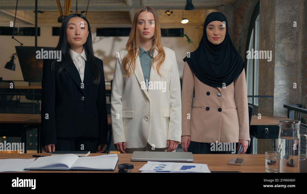 Femmes d'affaires multiraciales trois diversité multiethnique Caucasien asiatique coréen musulman islamique hijab femmes d'affaires filles collègues collègues équipe de collègues Banque D'Images