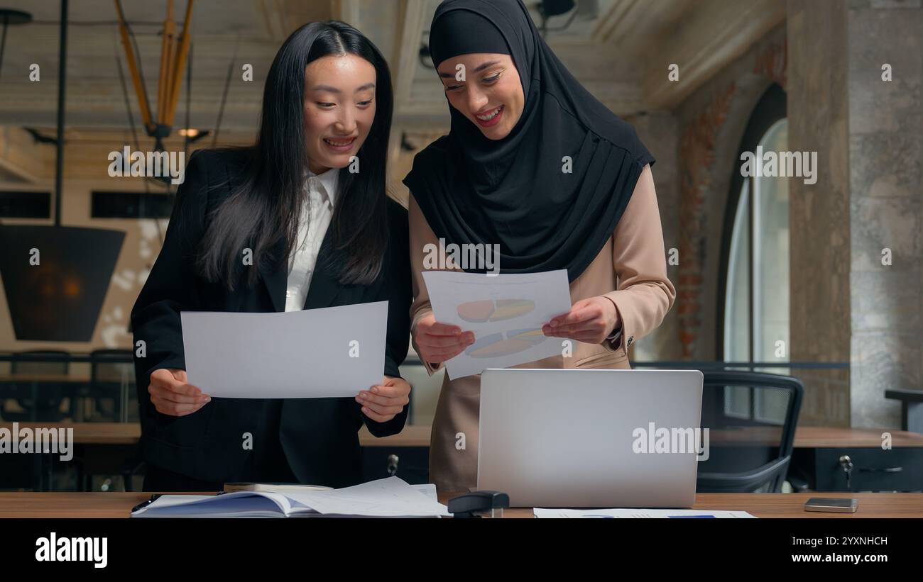 Femmes heureuses partenaires d'affaires collègues multiethniques filles multiraciales femmes asiatiques femme d'affaires musulmane femme fille diversité femmes d'affaires bureau Banque D'Images