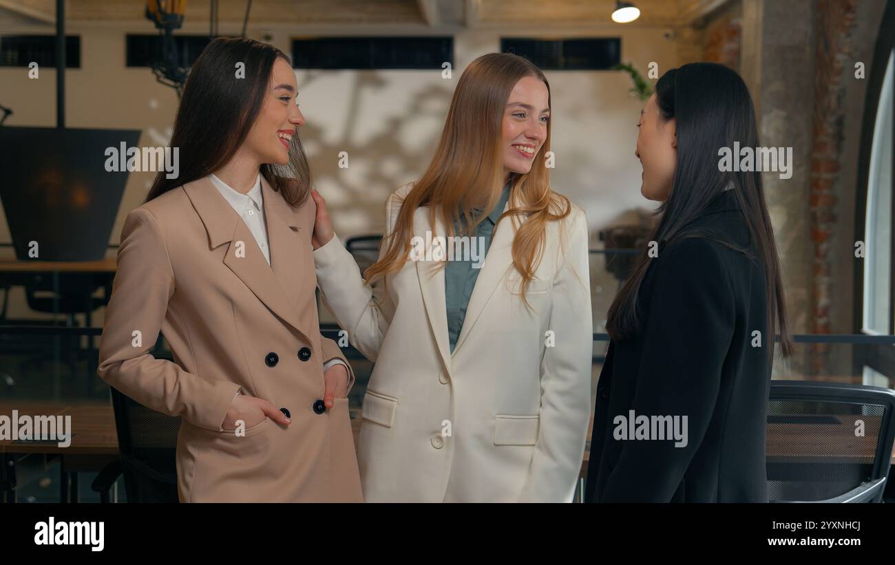 Joyeux sourire riant joyeux positif amical femmes d'affaires gens collègues femmes multiracial multiethnique filles d'affaires diversité Banque D'Images