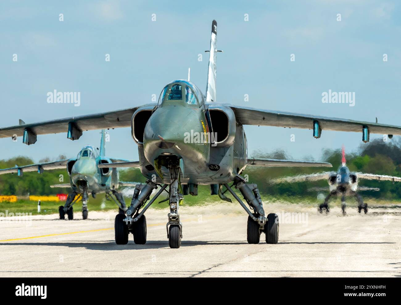 Les avions J-22 et NJ-22 Orao de l'armée de l'air serbe circulant au sol. Banque D'Images