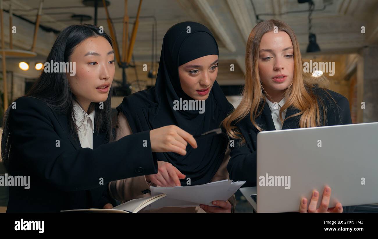 Multiraciales femmes d'affaires collègues multiethniques femmes d'affaires filles Caucasien asiatique musulman race différente femmes travailleurs discutent du projet d'ordinateur portable Banque D'Images
