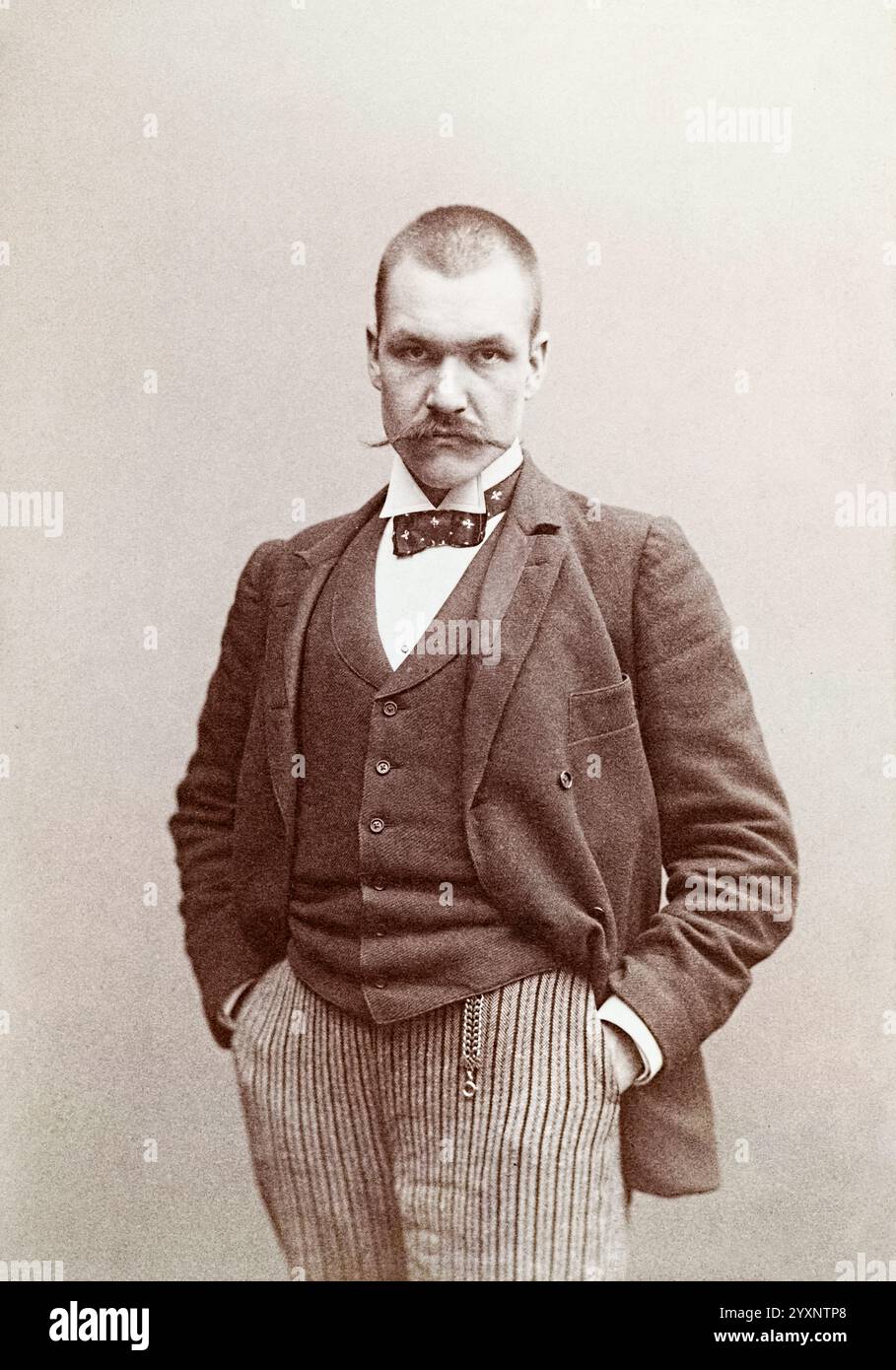 Akseli Gallen-Kallela (1865-1931) portrait de l’artiste finlandais surtout connu pour ses illustrations du Kalevala et de l’œuvre de l’OMS est considéré comme important dans la construction de l’identité nationale finlandaise. Photographie prise par le photographe norvégien Daniel Nyblin (1856-1923) en 1890 dans son atelier à Helsinki, Finlande. Banque D'Images