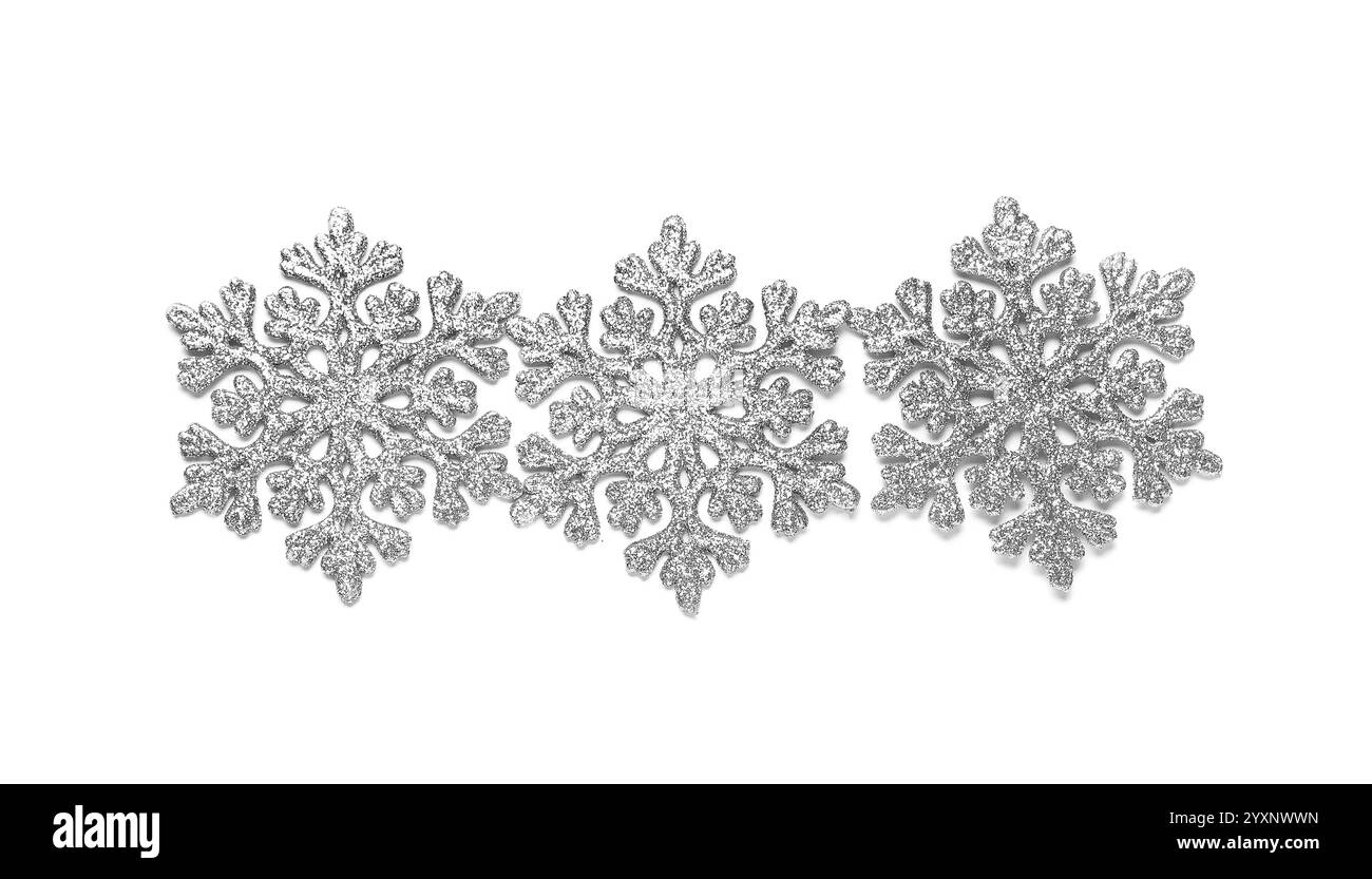 Beaux flocons de neige décoratifs sur fond blanc Banque D'Images