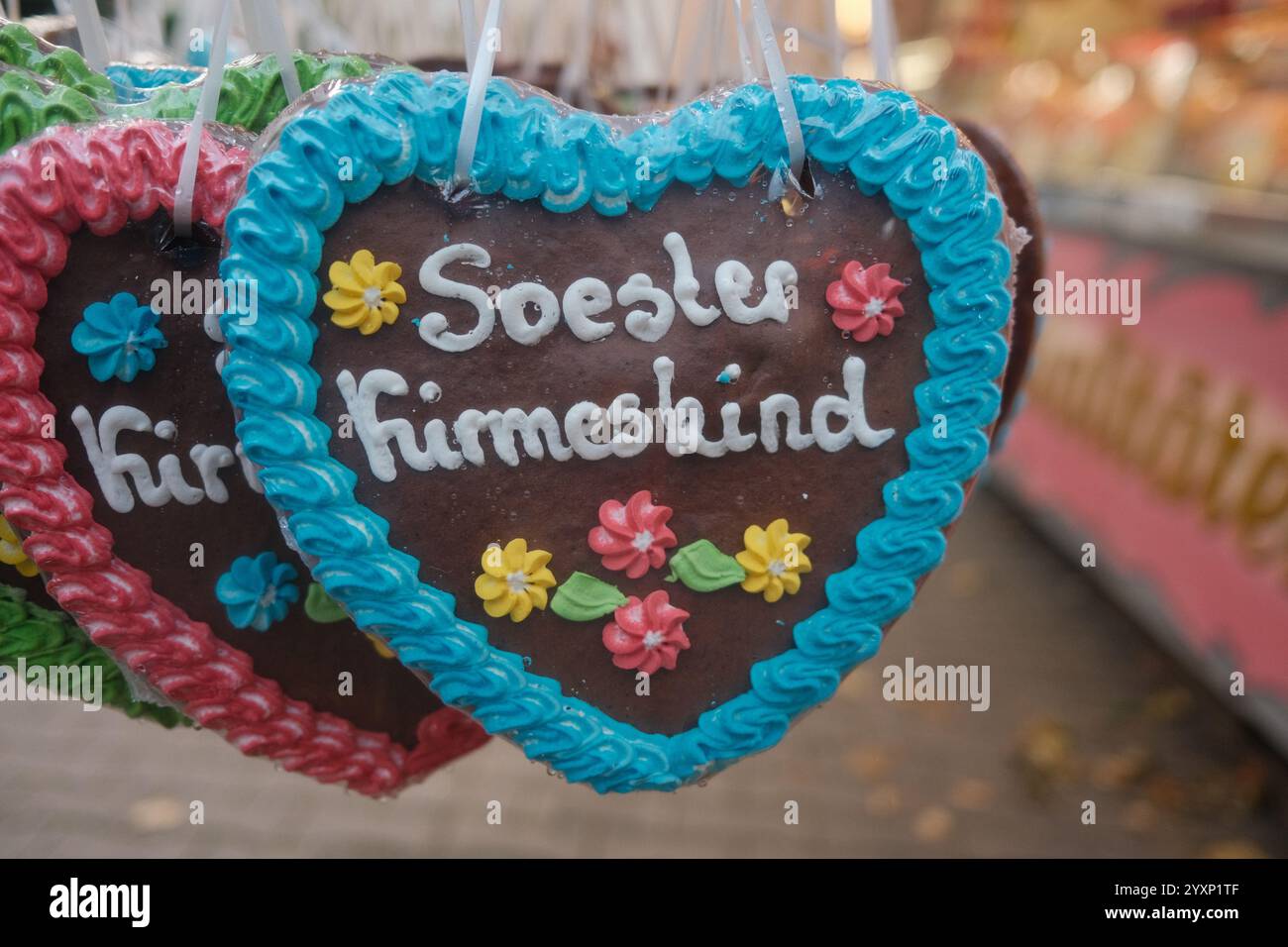 Trois biscuits décorés en forme de coeur avec les mots « Söder Himmeskind » écrits dessus Banque D'Images