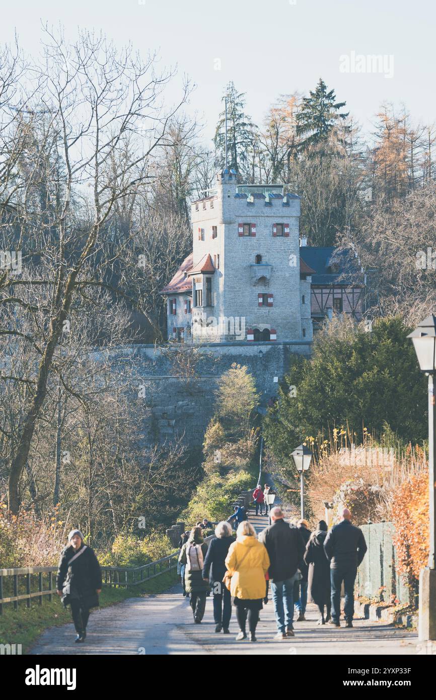 Salzbourg, Autriche - 30 novembre 2024 : sentier de randonnée à la forteresse Hohensalzburg à Monchsberg Banque D'Images