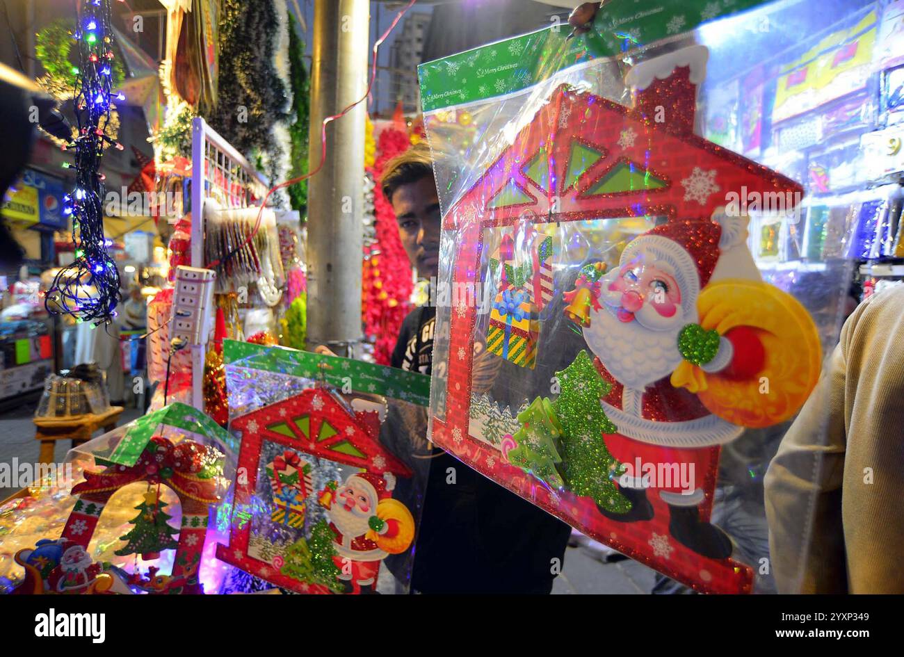 Les articles de Noël sont en vente dans le cadre de la cérémonie des célébrations de Noël à venir, située sur le bazar Bohri à Karachi le mardi 17 décembre 2024. Banque D'Images