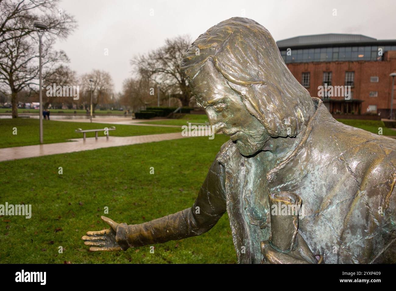 Statue monument au dramaturge William Shakespeare devant le théâtre royal shakespeare dans la ville de Stratford upon Avon, dans le Warwickshire Banque D'Images