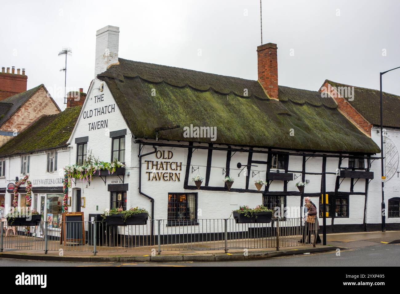Black and White Halte colombed coaching inn, la taverne au toit de chaume dans Greenhill Street dans la ville de Stratford-upon-Avon dans le Warwickshire Banque D'Images