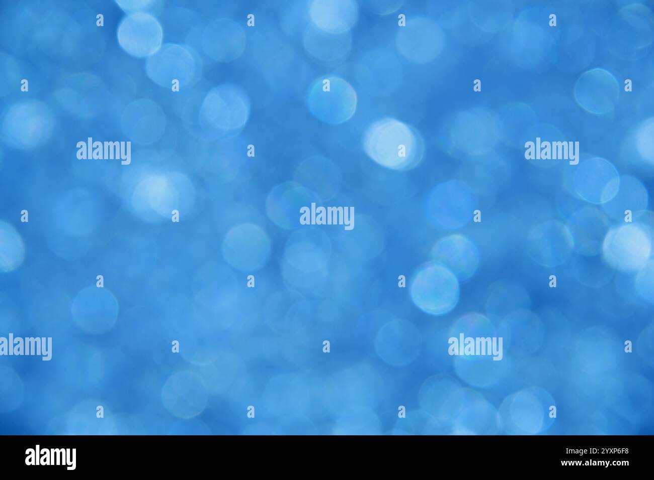 Arrière-plan abstrait de froid hiver bleu bokeh flou défoqué lumières et paillettes Banque D'Images