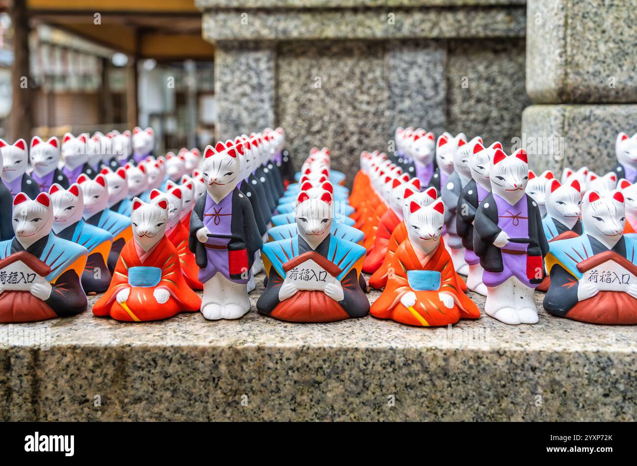 De nombreuses figurines et statues de renards au sanctuaire Fushimi Inari, Kyoto Japon. ( Traduction du texte du japonais : l'entrée du riz). Banque D'Images