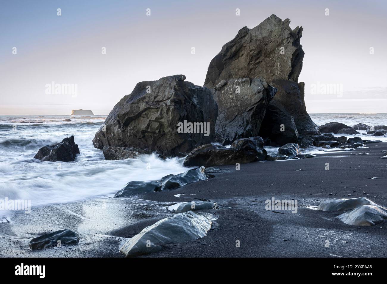 WA25936-00...WASHINGTON - Un trou de mer brisé sur la plage du Rialto sur la côte Pacifique dans le parc national olympique. Banque D'Images
