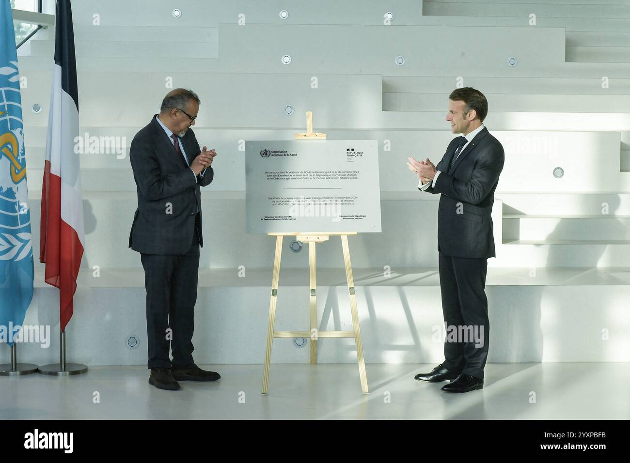 Lyon, France. 17 décembre 2024. Dans le cadre de son inauguration, le président français Emmanuel Macron a visité l’Organisation mondiale de la santé – Académie OMS à Lyon, avec le Dr Tedros Adhanom Ghebreyesus Directeur général de l’Organisation mondiale de la santé, avec son centre d’exercices de crise et sa plateforme de simulation, en présence d’étudiants en médecine, avant de prononcer un discours le mardi 17 décembre 2024. Lyon, France. Photo de Isa Harsin/Pool/ABACAPRESS. COM Credit : Abaca Press/Alamy Live News Banque D'Images