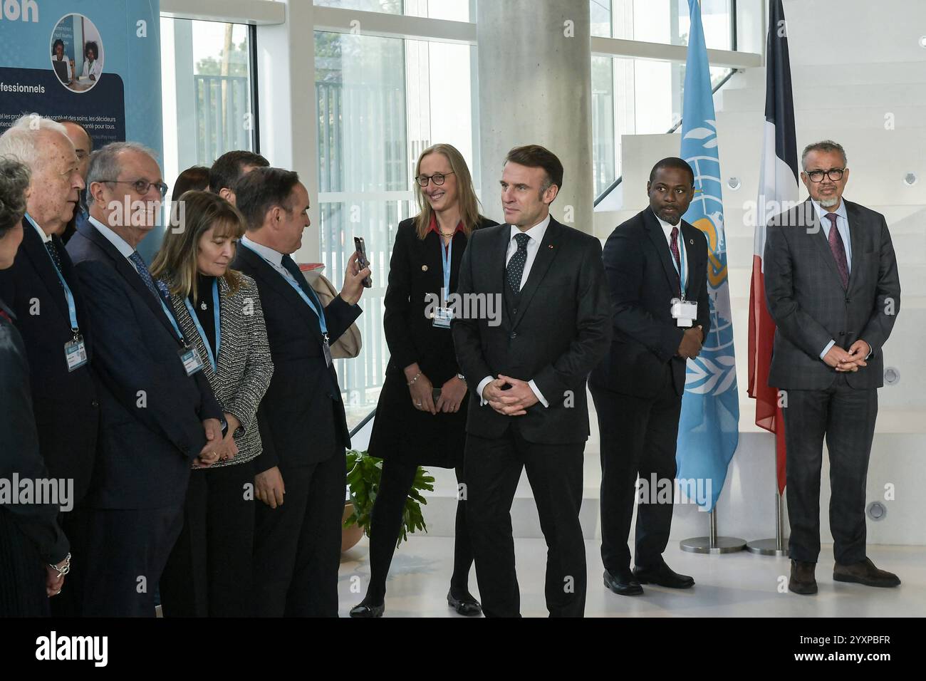 Lyon, France. 17 décembre 2024. Dans le cadre de son inauguration, le président français Emmanuel Macron a visité l’Organisation mondiale de la santé – Académie OMS à Lyon, avec le Dr Tedros Adhanom Ghebreyesus Directeur général de l’Organisation mondiale de la santé, avec son centre d’exercices de crise et sa plateforme de simulation, en présence d’étudiants en médecine, avant de prononcer un discours le mardi 17 décembre 2024. Lyon, France. Photo de Isa Harsin/Pool/ABACAPRESS. COM Credit : Abaca Press/Alamy Live News Banque D'Images