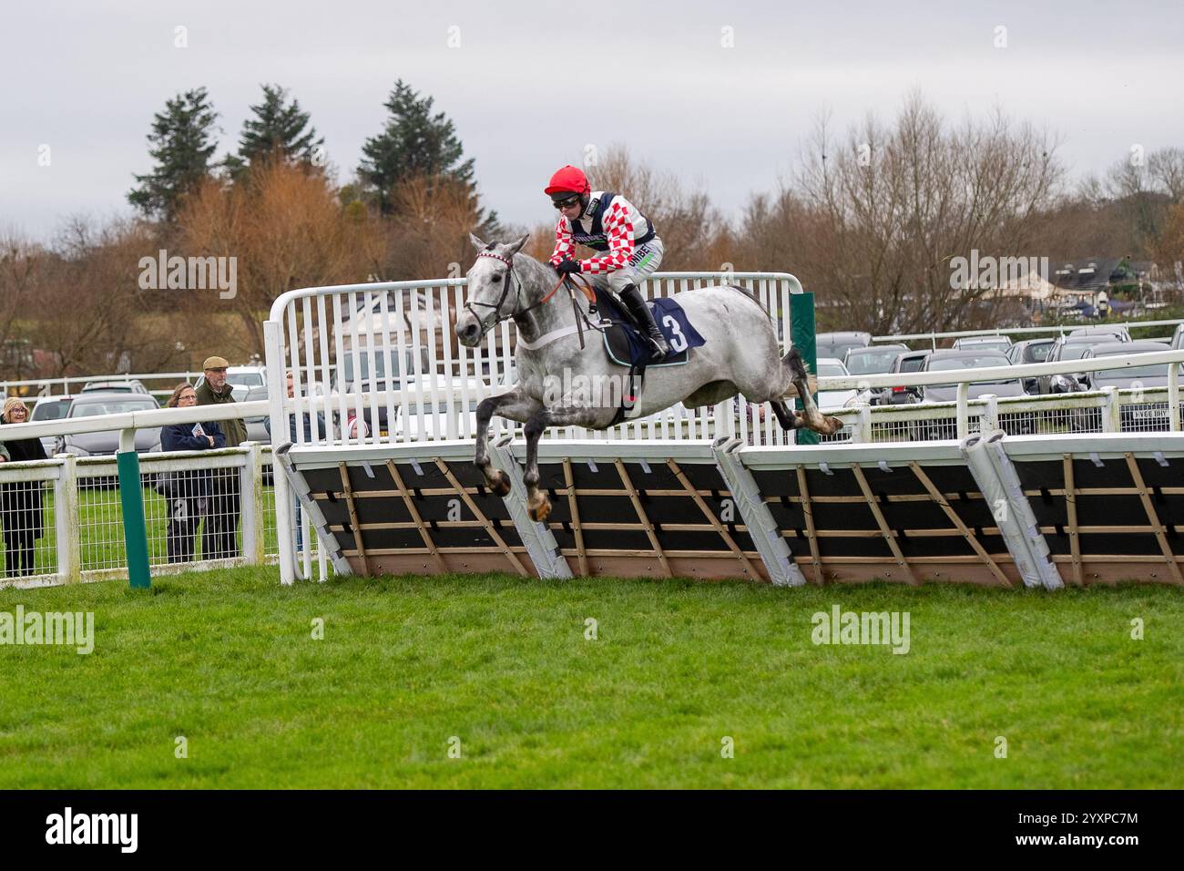 Windsor, Royaume-Uni. 15 décembre 2024. EXCELLO monté par le jockey Nico de Boinville franchit un obstacle dans les Fitzdares accueille Jumping Back @ Royal Windsor EBF National Hunt novices Hurdle Race Class 4 qualifier GBB Race au Jumps Racing Returns Meeting au Royal Windsor Racecourse à Windsor, Berkshire. Propriétaire Mme Angela Yeoman, éleveuse Ecurie Sagara, Sponsor Unibet. Crédit : Maureen McLean/Alamy Banque D'Images